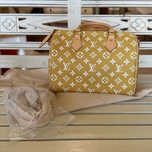 Tan and White Women's Bag M120
